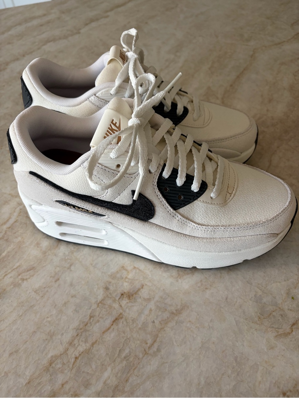 Nike women’s LV Air Max sneakers, like new condition